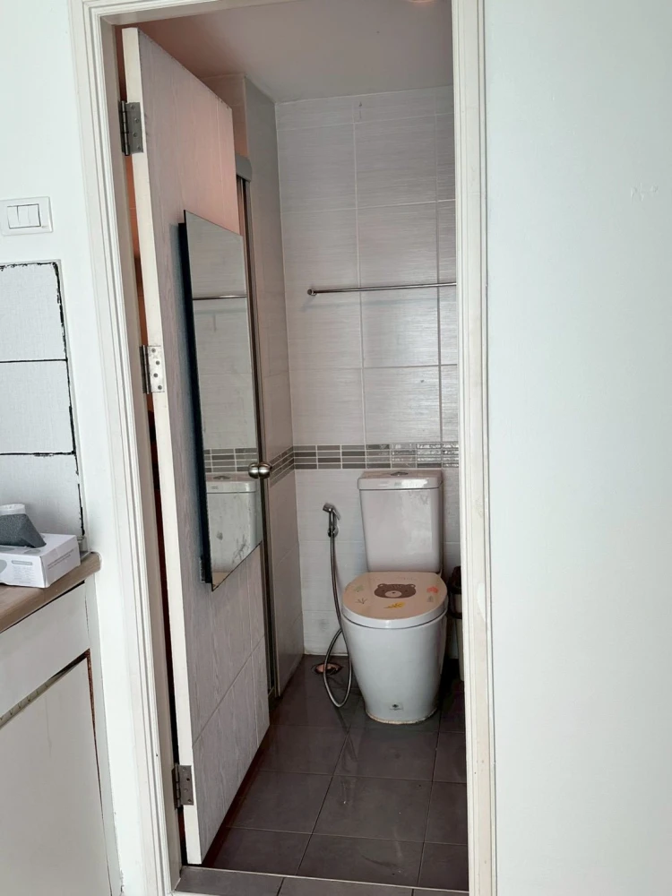 For rent: Lumpini Place Borommaratchachonnani - Pinklao. Ready-to-move-in unit, high floor, fully furnished, affordable price. Book now!