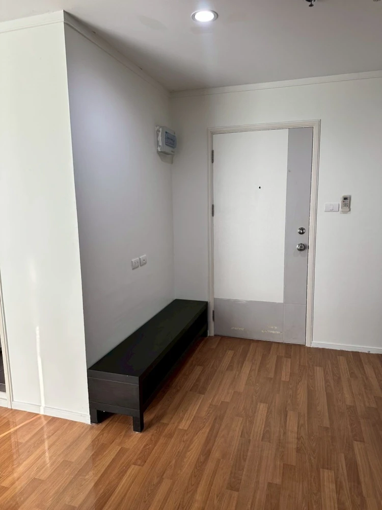 For rent: Lumpini Place Borommaratchachonnani - Pinklao. Ready-to-move-in unit, high floor, fully furnished, affordable price. Book now!