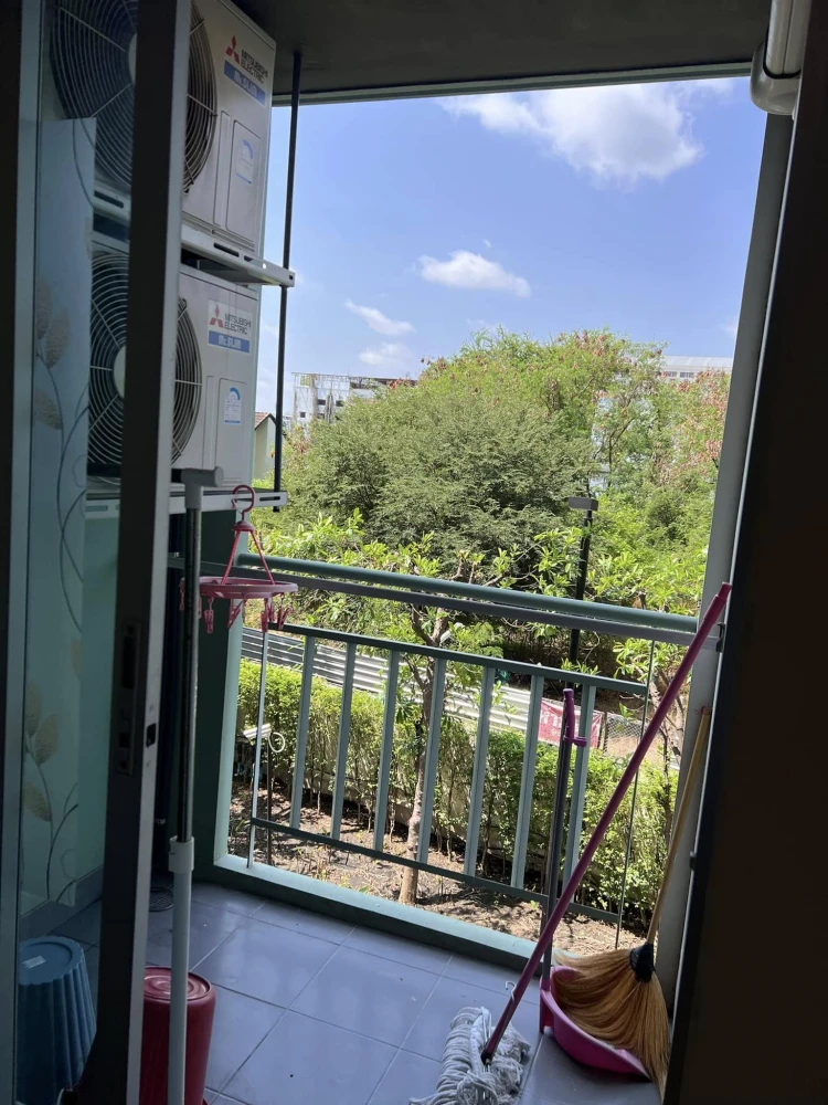 For rent: Lumpini Place Borommaratchachonnani - Pinklao, room on the 2nd floor, view of trees, not exposed to sunlight, very shady and cool, move now,