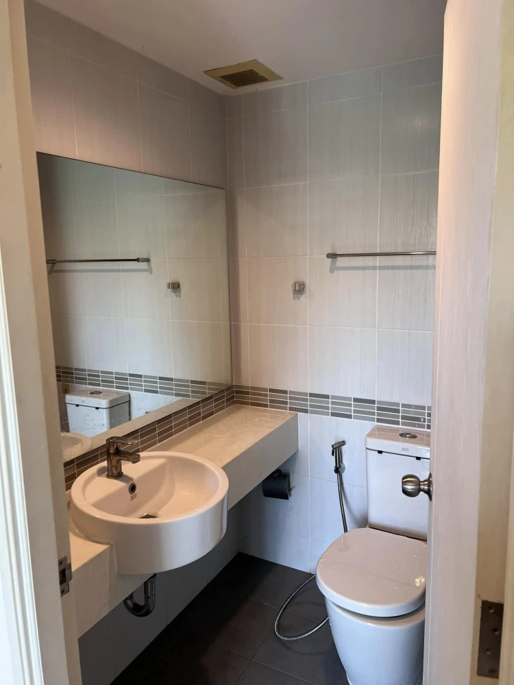 For rent: Lumpini Place Borommaratchachonnani - Pinklao, room on the 2nd floor, view of trees, not exposed to sunlight, very shady and cool, move now,