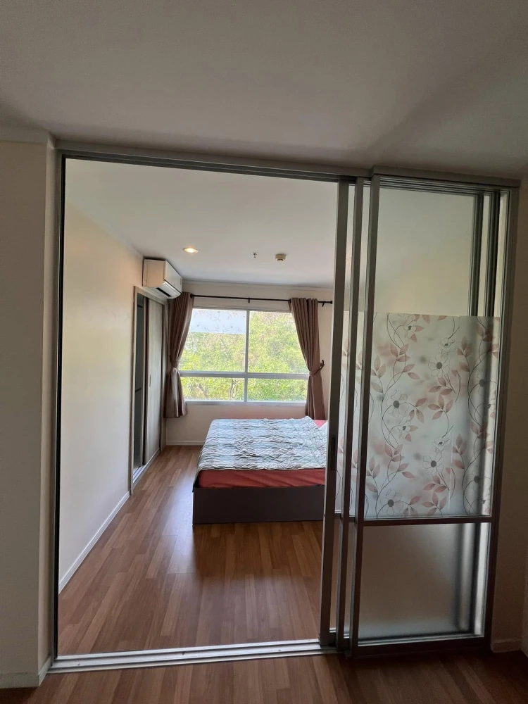 For rent: Lumpini Place Borommaratchachonnani - Pinklao, room on the 2nd floor, view of trees, not exposed to sunlight, very shady and cool, move now,
