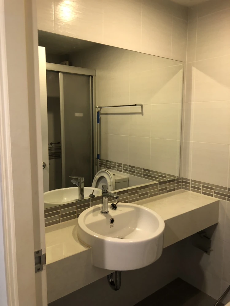 For rent: Lumpini Place Borommaratchachonnani - Pinklao, decorated with beautiful wallpaper throughout the room, good view, ready to move in.