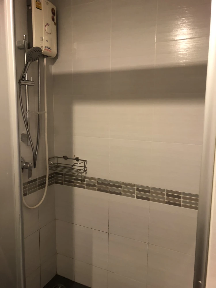 For rent: Lumpini Place Borommaratchachonnani - Pinklao, decorated with beautiful wallpaper throughout the room, good view, ready to move in.