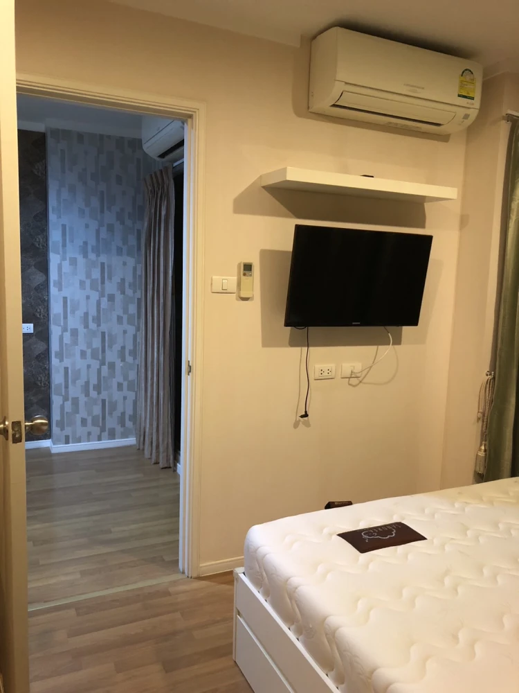 For rent: Lumpini Place Borommaratchachonnani - Pinklao, decorated with beautiful wallpaper throughout the room, good view, ready to move in.