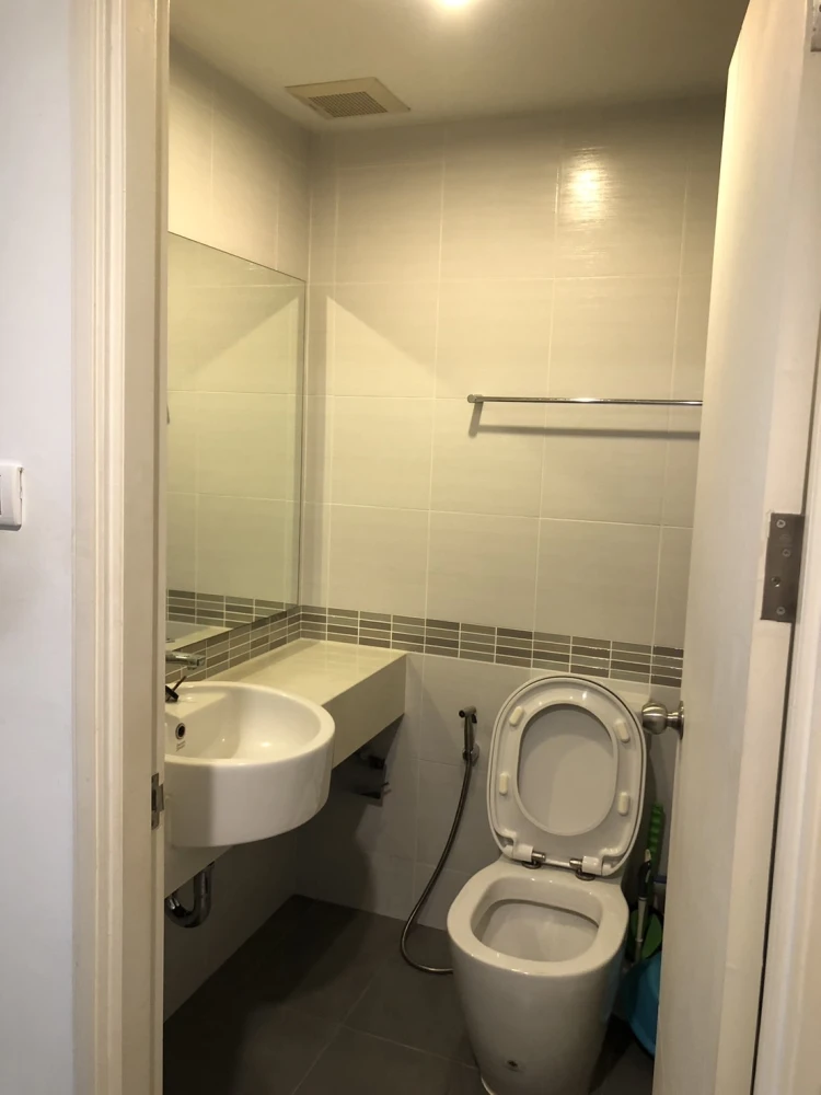 For rent: Lumpini Place Borommaratchachonnani - Pinklao, decorated with beautiful wallpaper throughout the room, good view, ready to move in.