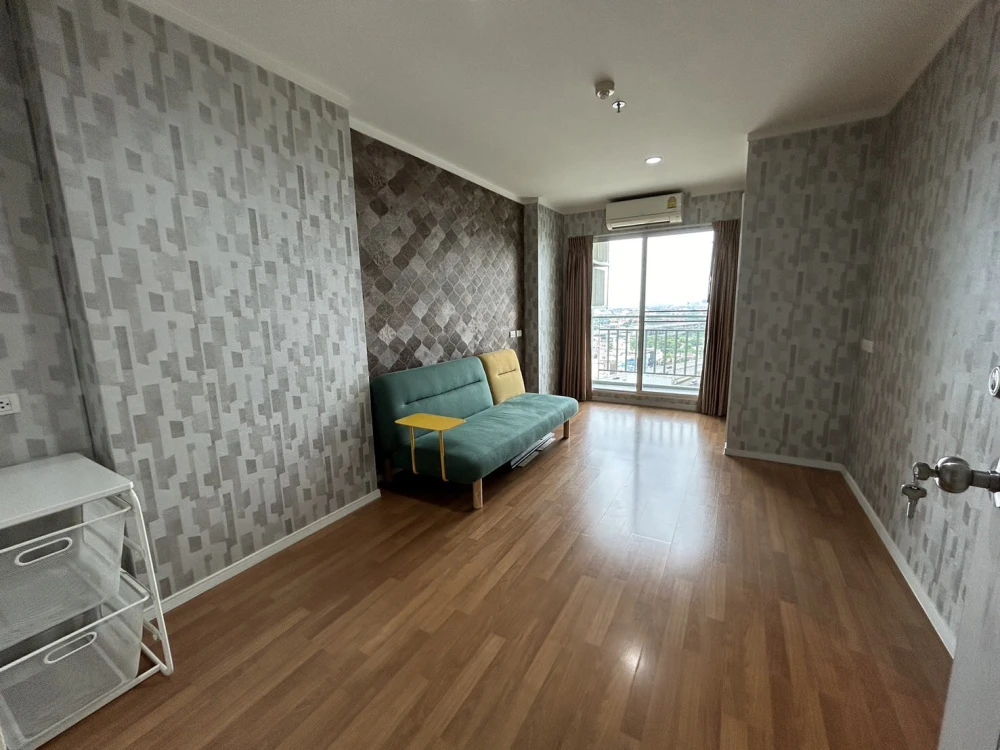 For rent: Lumpini Place Borommaratchachonnani - Pinklao, decorated with beautiful wallpaper throughout the room, good view, ready to move in.