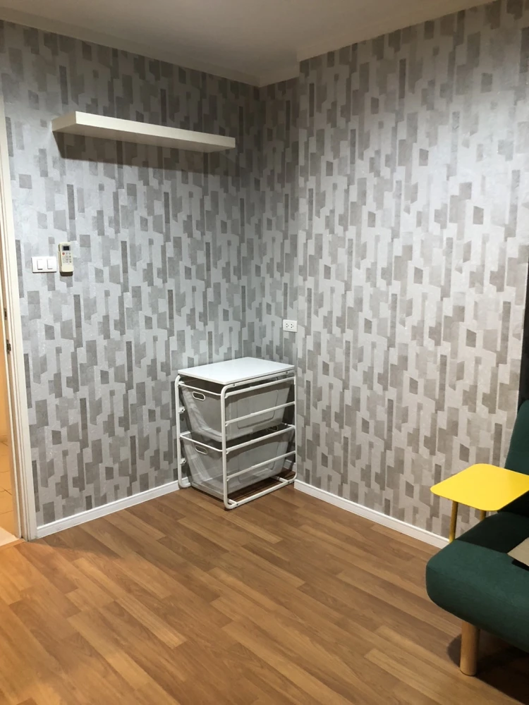 For rent: Lumpini Place Borommaratchachonnani - Pinklao, decorated with beautiful wallpaper throughout the room, good view, ready to move in.