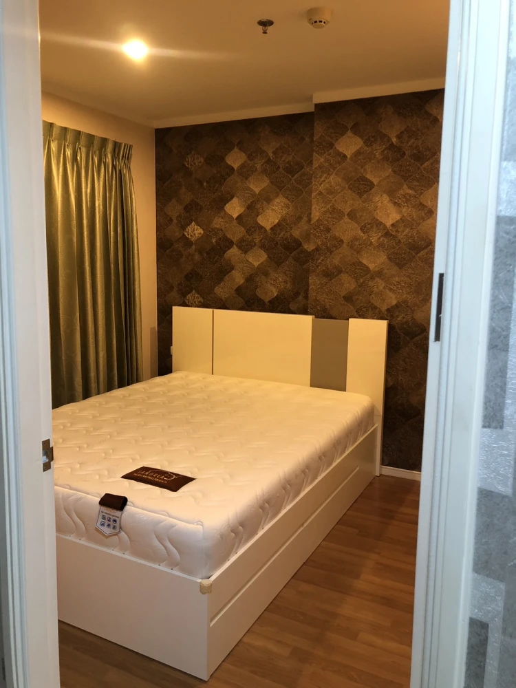 For rent: Lumpini Place Borommaratchachonnani - Pinklao, decorated with beautiful wallpaper throughout the room, good view, ready to move in.