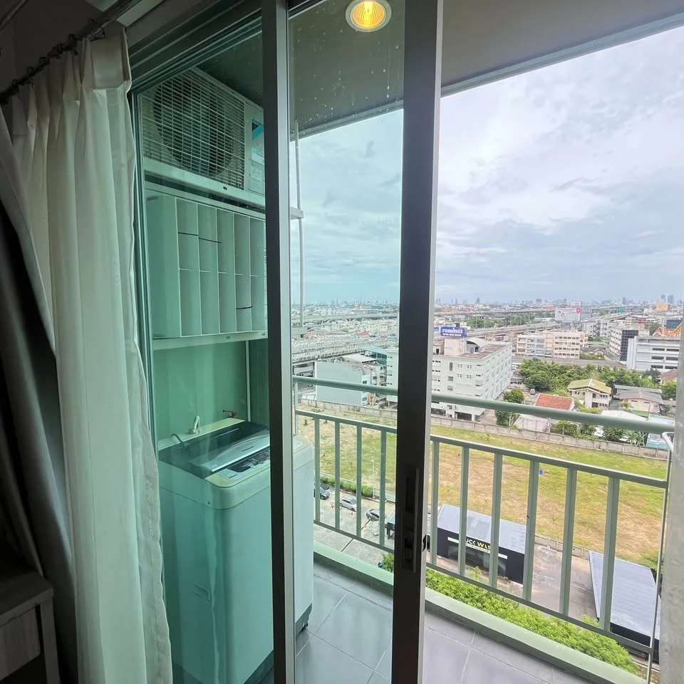 For rent: Lumpini Place Borommaratchachonnani Pinklao, a nice room on the 12th floor, with a high view, a great price. I must say that you must not mi