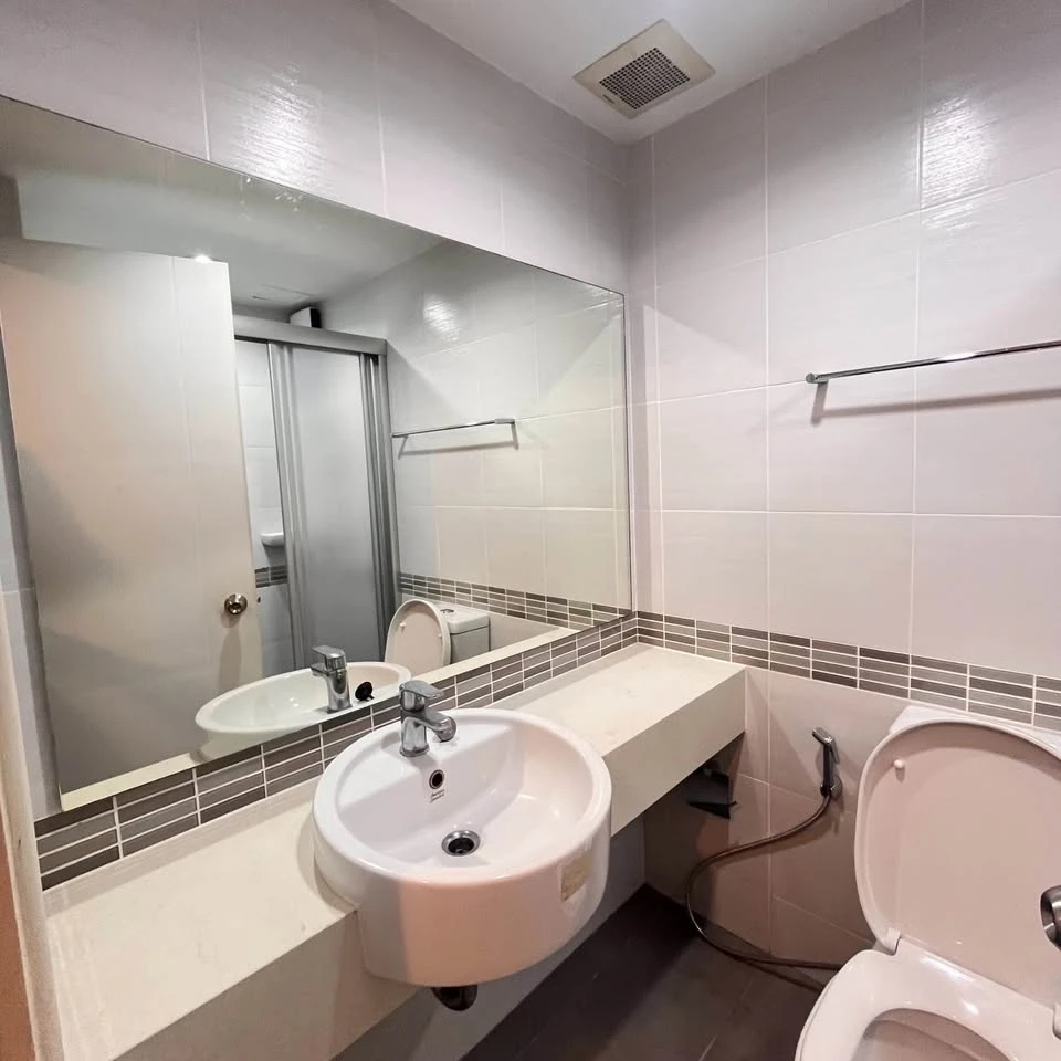 For rent: Lumpini Place Borommaratchachonnani Pinklao, a nice room on the 12th floor, with a high view, a great price. I must say that you must not mi