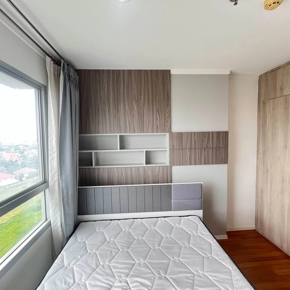 For rent: Lumpini Place Borommaratchachonnani Pinklao, a nice room on the 12th floor, with a high view, a great price. I must say that you must not mi