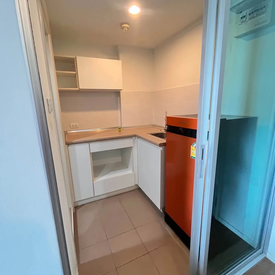 For rent: Lumpini Place Borommaratchachonnani Pinklao, a nice room on the 12th floor, with a high view, a great price. I must say that you must not mi