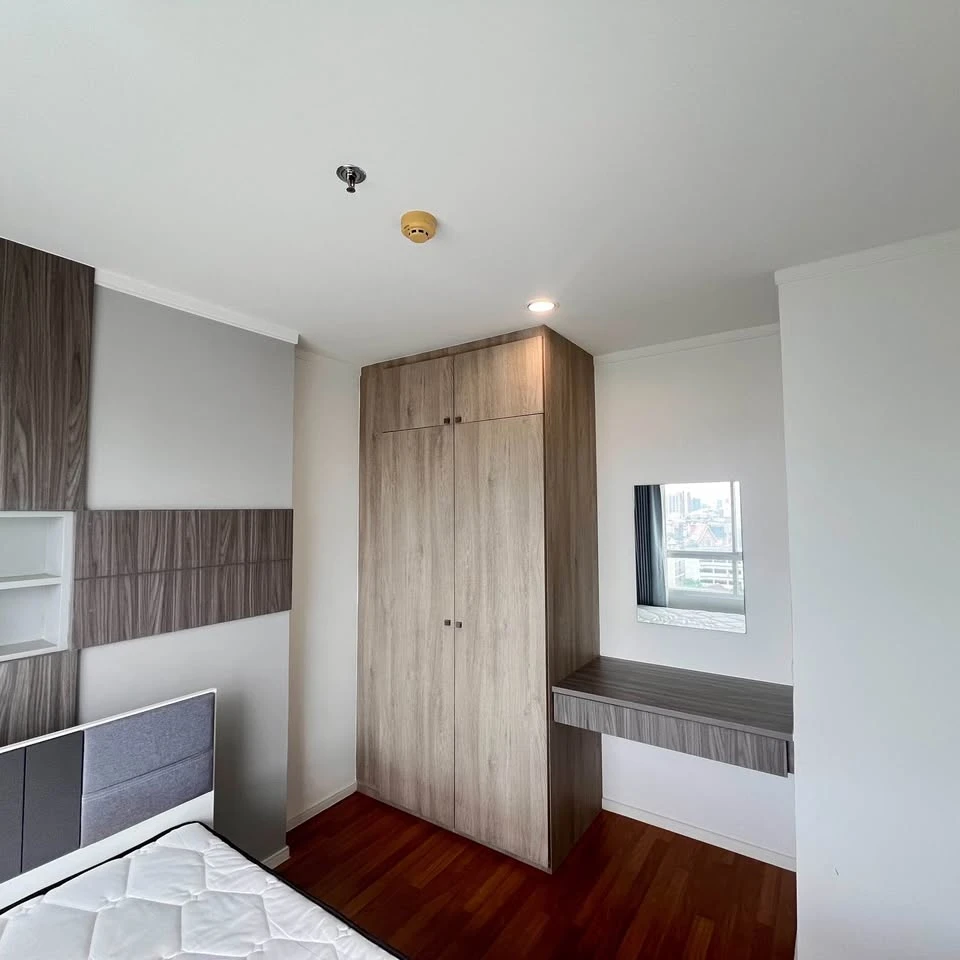 For rent: Lumpini Place Borommaratchachonnani Pinklao, a nice room on the 12th floor, with a high view, a great price. I must say that you must not mi