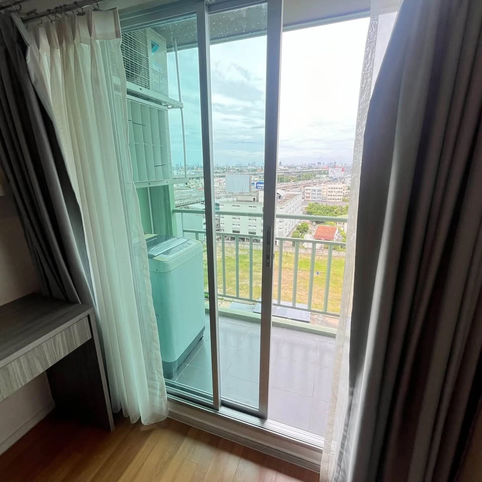 For rent: Lumpini Place Borommaratchachonnani Pinklao, a nice room on the 12th floor, with a high view, a great price. I must say that you must not mi