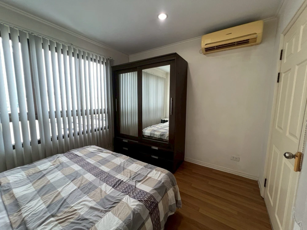 For rent, Lumpini Place Pinklao 2, 11th floor, swimming pool view, fully furnished, leather sofa, very comfortable to sit on, not hot, reserve now.