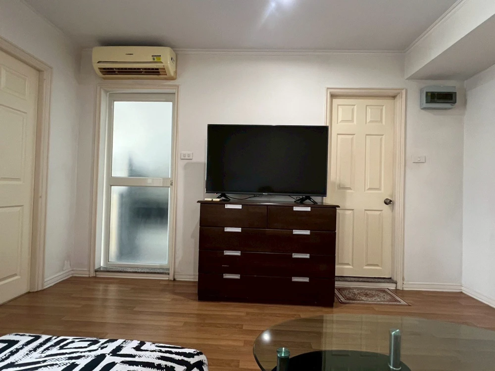 For rent, Lumpini Place Pinklao 2, 11th floor, swimming pool view, fully furnished, leather sofa, very comfortable to sit on, not hot, reserve now.