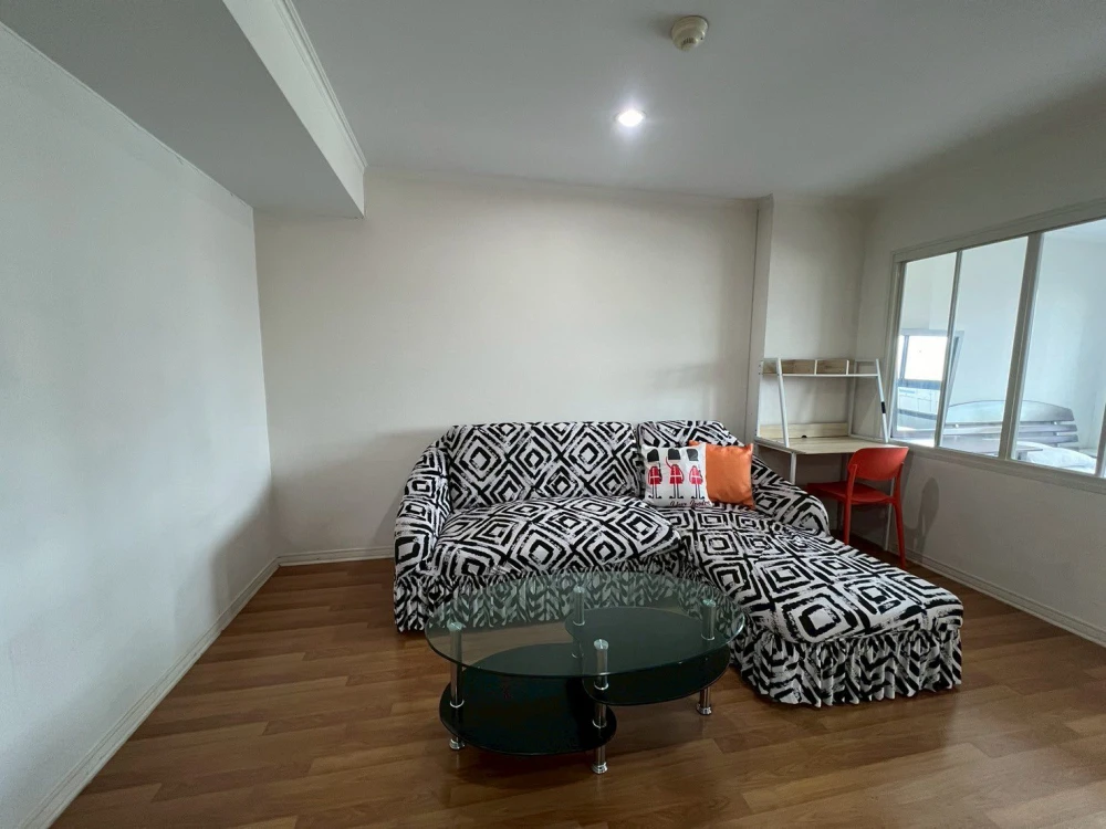 For rent, Lumpini Place Pinklao 2, 11th floor, swimming pool view, fully furnished, leather sofa, very comfortable to sit on, not hot, reserve now.