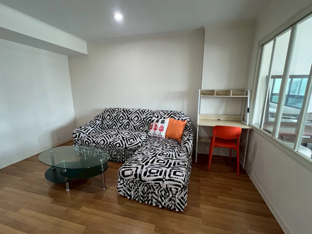 For rent, Lumpini Place Pinklao 2, 11th floor, swimming pool view, fully furnished, leather sofa, very comfortable to sit on, not hot, reserve now.
