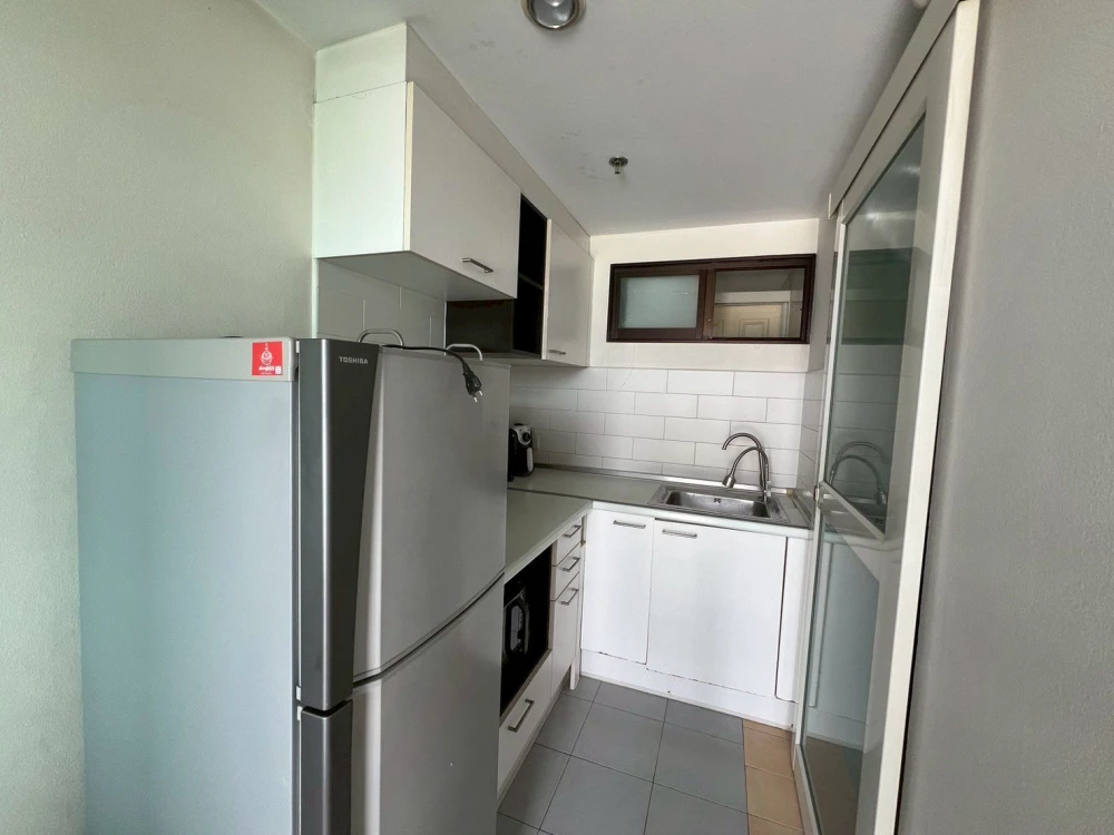 For rent, Lumpini Place Pinklao 2, 11th floor, swimming pool view, fully furnished, leather sofa, very comfortable to sit on, not hot, reserve now.