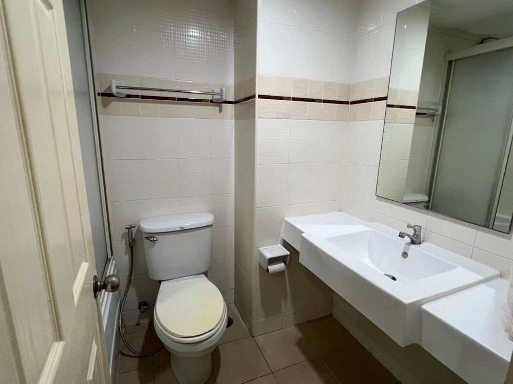 For rent, Lumpini Place Pinklao 2, 11th floor, swimming pool view, fully furnished, leather sofa, very comfortable to sit on, not hot, reserve now.