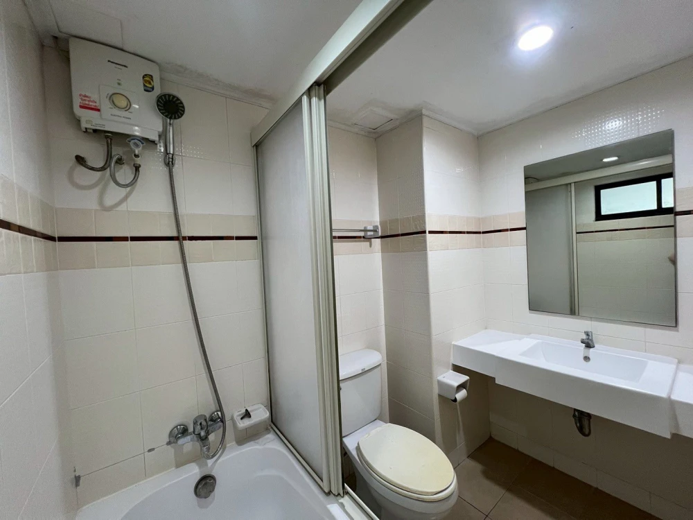 For rent, Lumpini Place Pinklao 2, 11th floor, swimming pool view, fully furnished, leather sofa, very comfortable to sit on, not hot, reserve now.