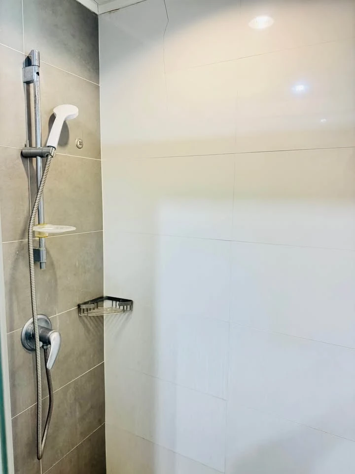 For rent: Lumpini Place Rama 4 - Kluaynamthai, high floor unit, comfortable and fully furnished, city view. Book now!