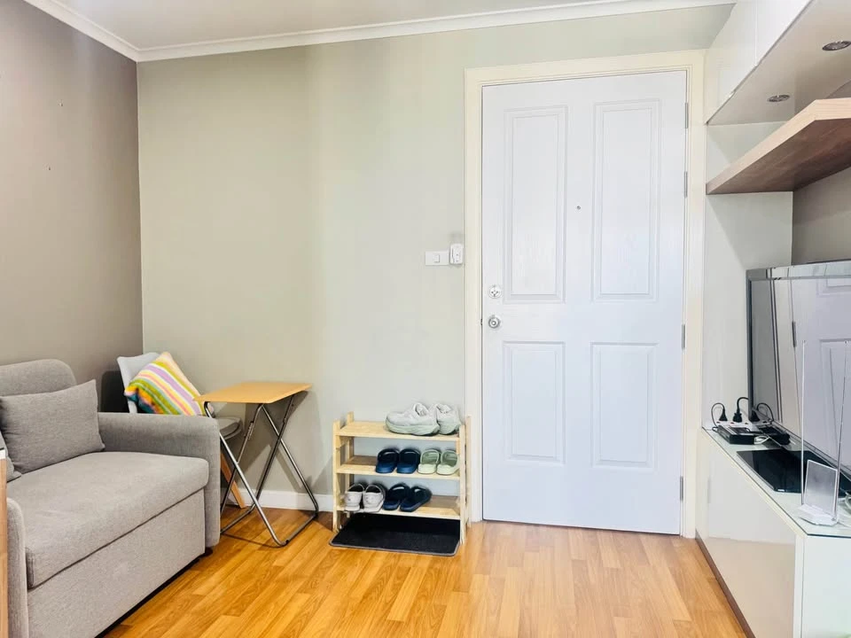 For rent: Lumpini Place Rama 4 - Kluaynamthai, high floor unit, comfortable and fully furnished, city view. Book now!