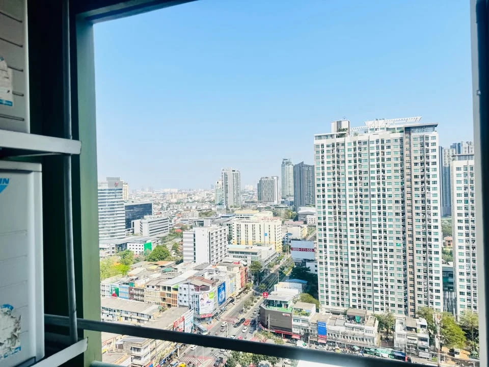 For rent: Lumpini Place Rama 4 - Kluaynamthai, high floor unit, comfortable and fully furnished, city view. Book now!