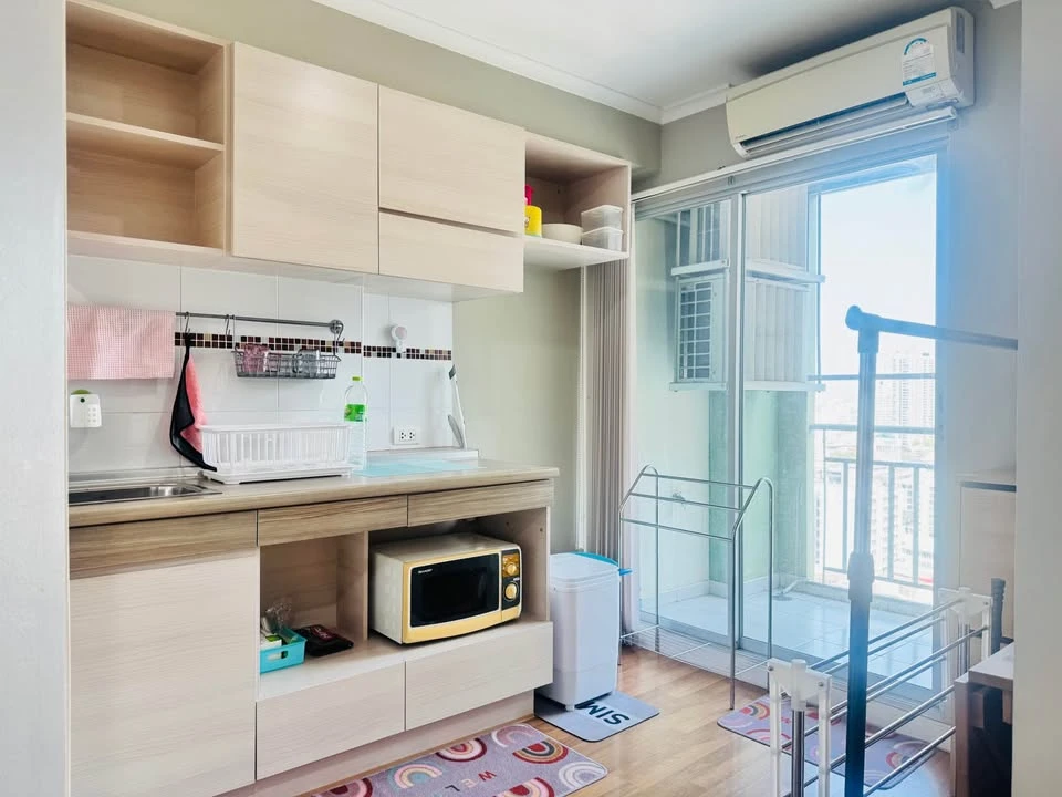 For rent: Lumpini Place Rama 4 - Kluaynamthai, high floor unit, comfortable and fully furnished, city view. Book now!