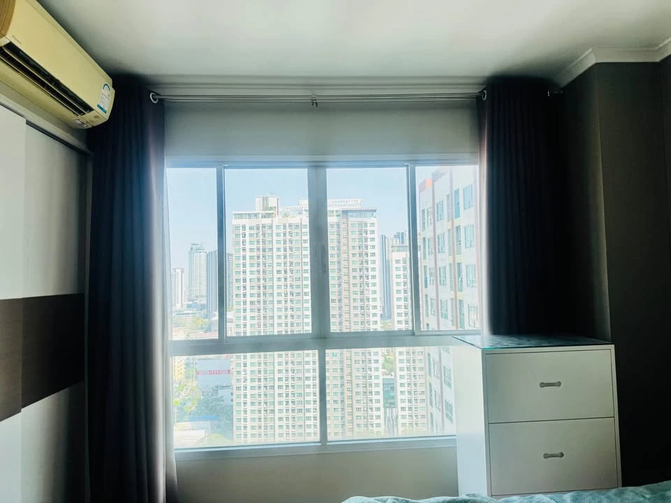 For rent: Lumpini Place Rama 4 - Kluaynamthai, high floor unit, comfortable and fully furnished, city view. Book now!