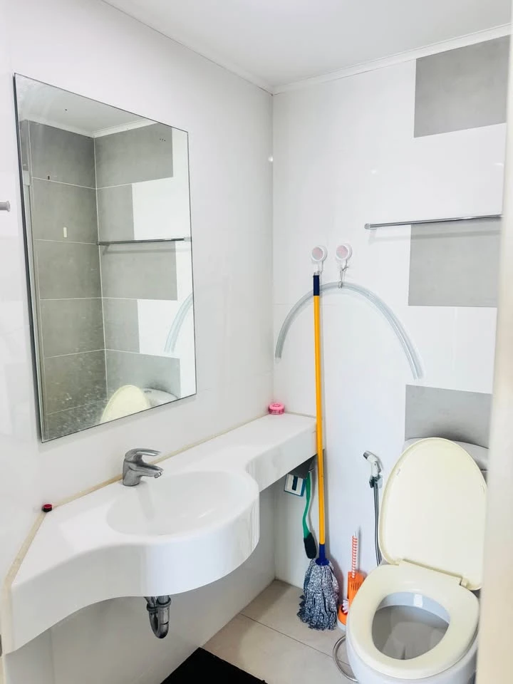 For rent: Lumpini Place Rama 4 - Kluaynamthai, high floor unit, comfortable and fully furnished, city view. Book now!