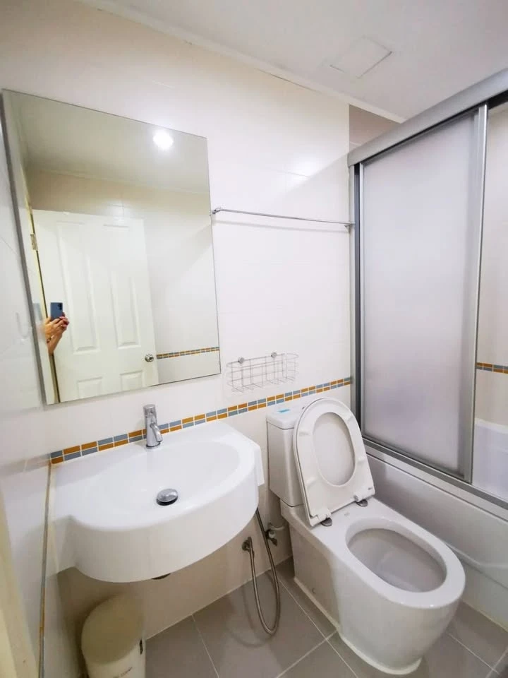 For rent: Lumpini Place Rama 9-Ratchada, 25th floor, very high, view of a large, shady garden and lake. The room is at the corner of the building.