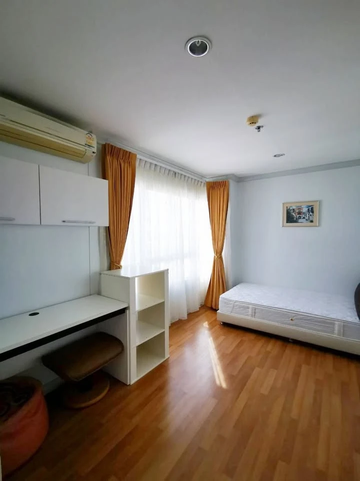 For rent: Lumpini Place Rama 9-Ratchada, 25th floor, very high, view of a large, shady garden and lake. The room is at the corner of the building.