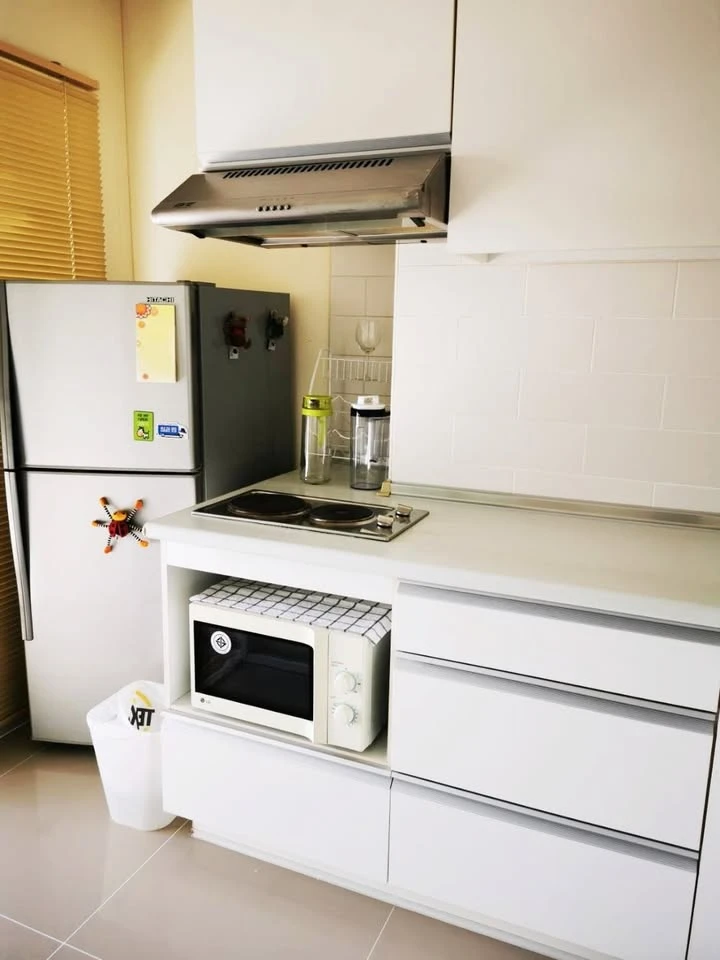 For rent: Lumpini Place Rama 9-Ratchada, 25th floor, very high, view of a large, shady garden and lake. The room is at the corner of the building.