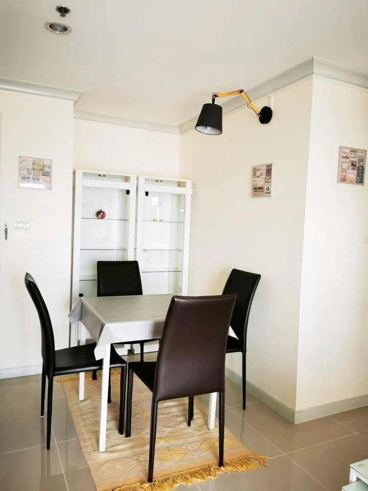 For rent: Lumpini Place Rama 9-Ratchada, 25th floor, very high, view of a large, shady garden and lake. The room is at the corner of the building.