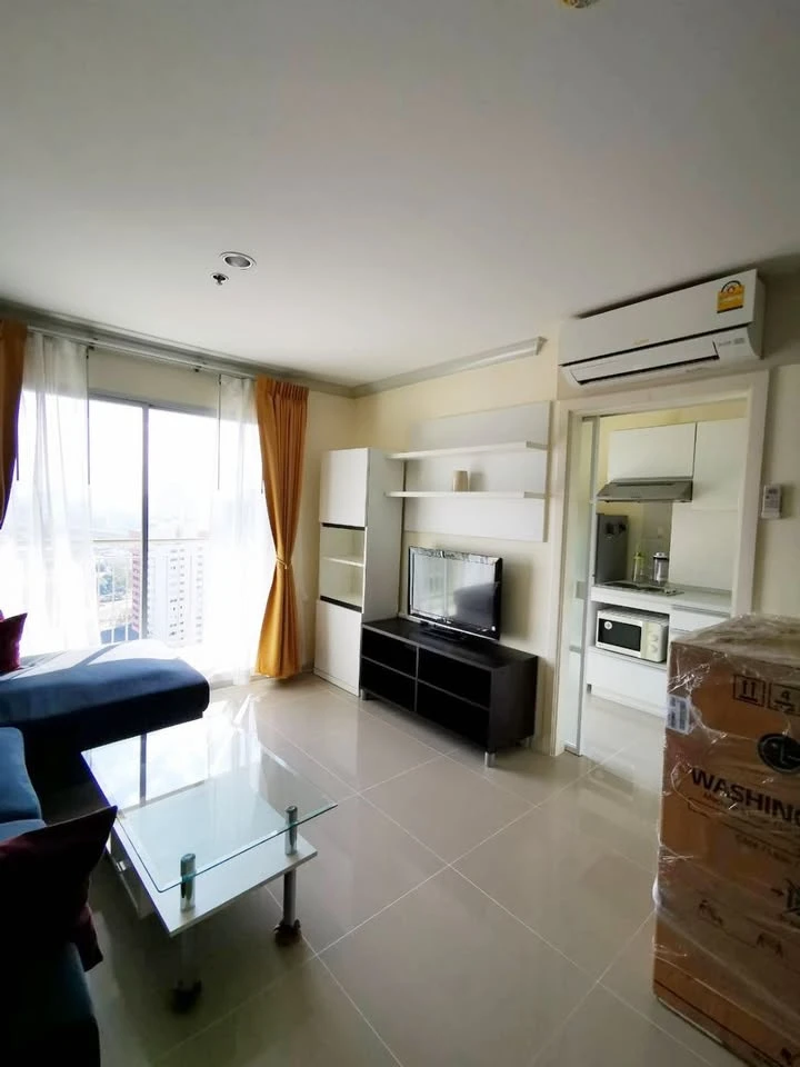 For rent: Lumpini Place Rama 9-Ratchada, 25th floor, very high, view of a large, shady garden and lake. The room is at the corner of the building.