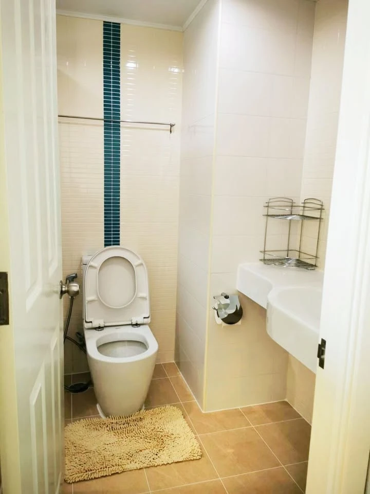 For rent: Lumpini Place Rama 9-Ratchada, 25th floor, very high, view of a large, shady garden and lake. The room is at the corner of the building.
