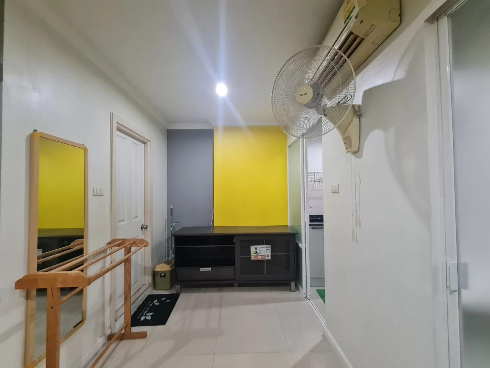 For rent: Lumpini Place Rama 9-Ratchada, Building B, 11th floor, decorated with cool wallpaper, fully furnished. If you don't reserve, you'll really m
