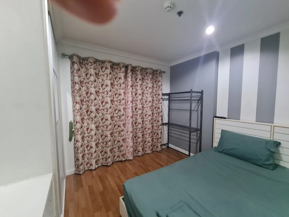 For rent: Lumpini Place Rama 9-Ratchada, Building B, 11th floor, decorated with cool wallpaper, fully furnished. If you don't reserve, you'll really m