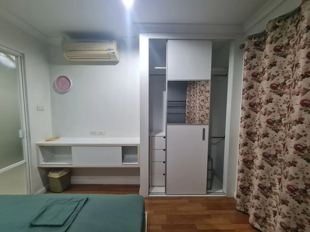 For rent: Lumpini Place Rama 9-Ratchada, Building B, 11th floor, decorated with cool wallpaper, fully furnished. If you don't reserve, you'll really m