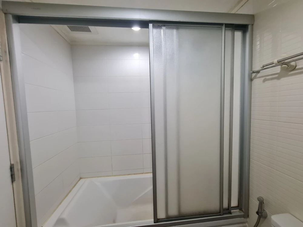 For rent: Lumpini Place Rama 9-Ratchada, Building B, 11th floor, decorated with cool wallpaper, fully furnished. If you don't reserve, you'll really m