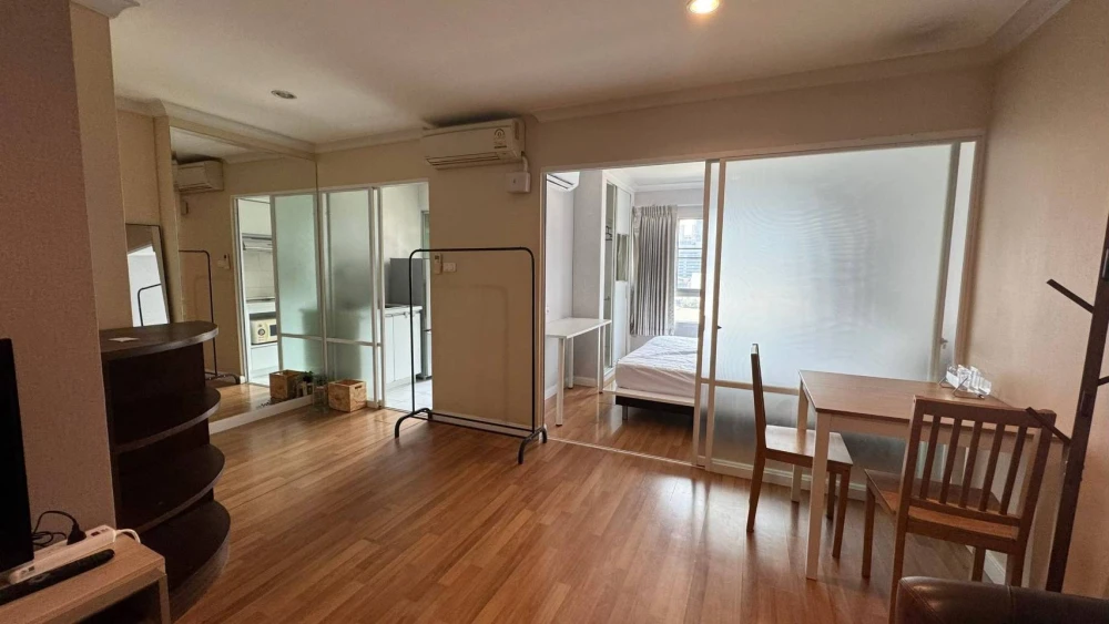 For rent, Lumpini Place Rama 9-Ratchada, very beautiful view, spacious room, not cramped, fully furnished, hurry and reserve before you miss out.
