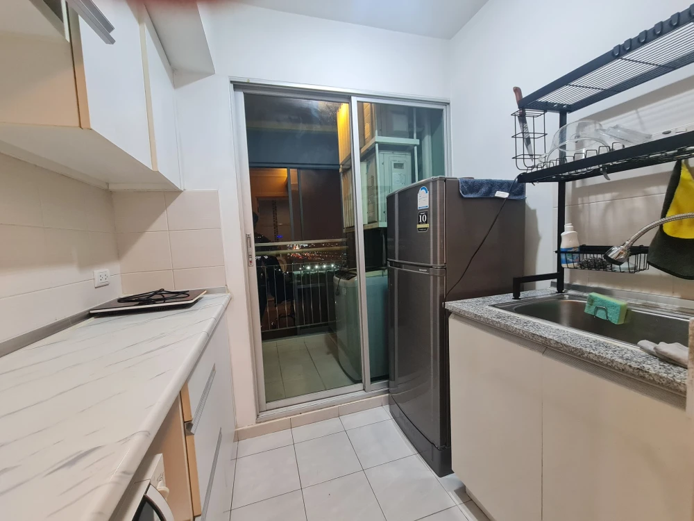 For rent: Lumpini Place Rama 9, beautifully decorated room, with nice wallpaper, everything you need here. Hurry and book before you miss your chance.