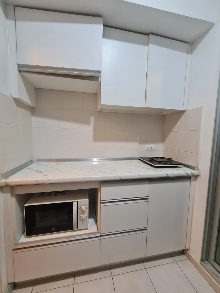 For rent: Lumpini Place Rama 9, beautifully decorated room, with nice wallpaper, everything you need here. Hurry and book before you miss your chance.