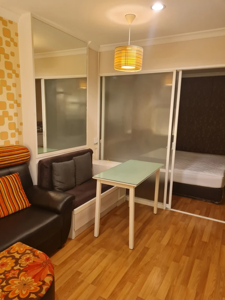 For rent: Lumpini Place Rama 9, beautifully decorated room, with nice wallpaper, everything you need here. Hurry and book before you miss your chance.