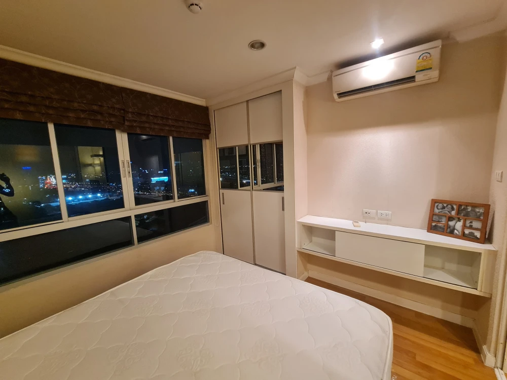 For rent: Lumpini Place Rama 9, beautifully decorated room, with nice wallpaper, everything you need here. Hurry and book before you miss your chance.