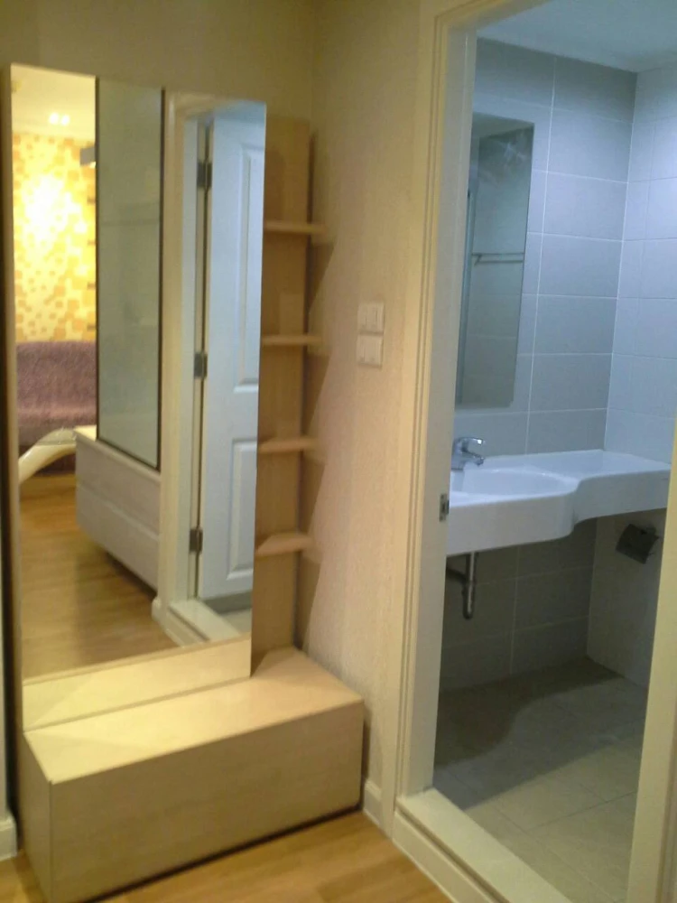 For rent: Lumpini Place Rama 9, beautifully decorated room, with nice wallpaper, everything you need here. Hurry and book before you miss your chance.