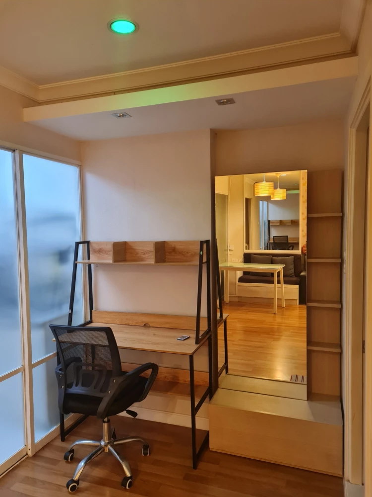 For rent: Lumpini Place Rama 9, beautifully decorated room, with nice wallpaper, everything you need here. Hurry and book before you miss your chance.