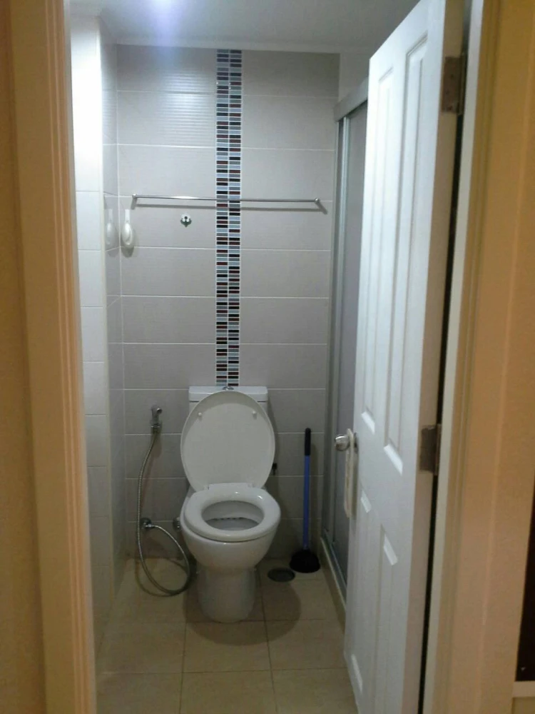 For rent: Lumpini Place Rama 9, beautifully decorated room, with nice wallpaper, everything you need here. Hurry and book before you miss your chance.