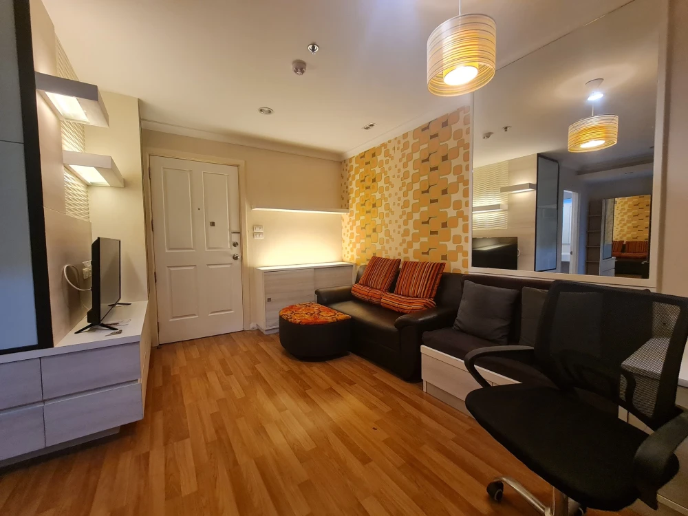 For rent: Lumpini Place Rama 9, beautifully decorated room, with nice wallpaper, everything you need here. Hurry and book before you miss your chance.